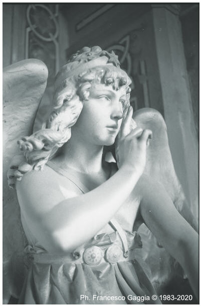 Giuseppe Frenguelli - Angelo del silenzio, 1895. Cimitero Monumentale di Perugia.